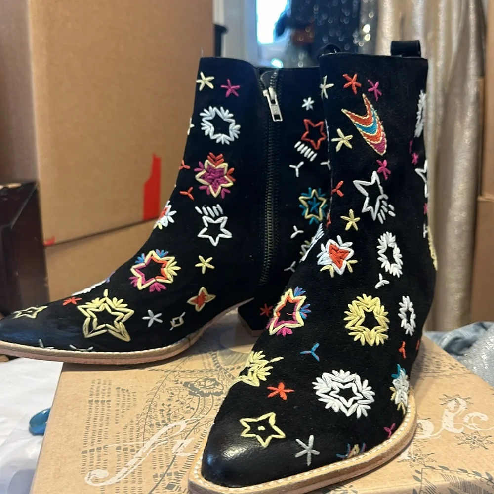#284💜385💜 BRAND NEW IN BOX FREE PEOPLE EMBROIDERED BOWERS ANKLE BOOTS - Picture 9 of 11